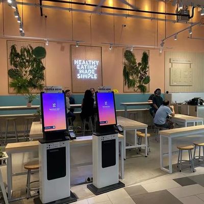 QR-Scanner und RFID-Reader Supermarkt Selbstkasse Kiosk für schnelle Transaktionen